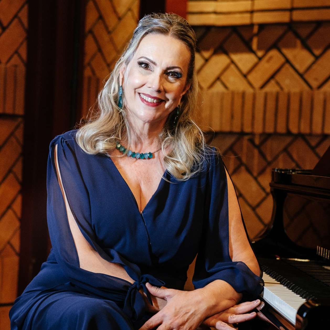 Malu Nascimento ao piano